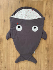 Saco Tiburón Gris para bebé - Fresas (Marcas exterior ojos)