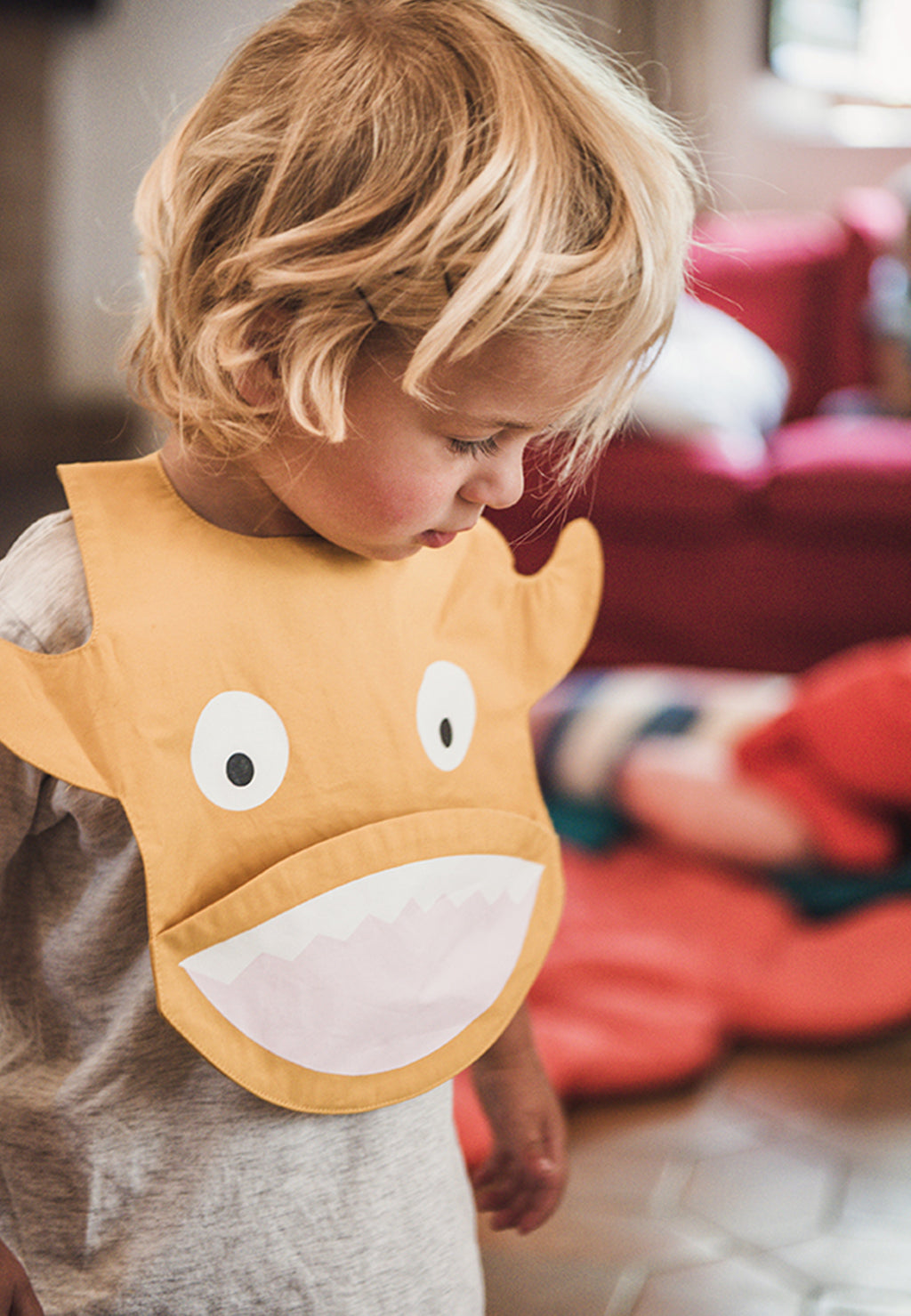 Babero impermeable Tiburón amarillo